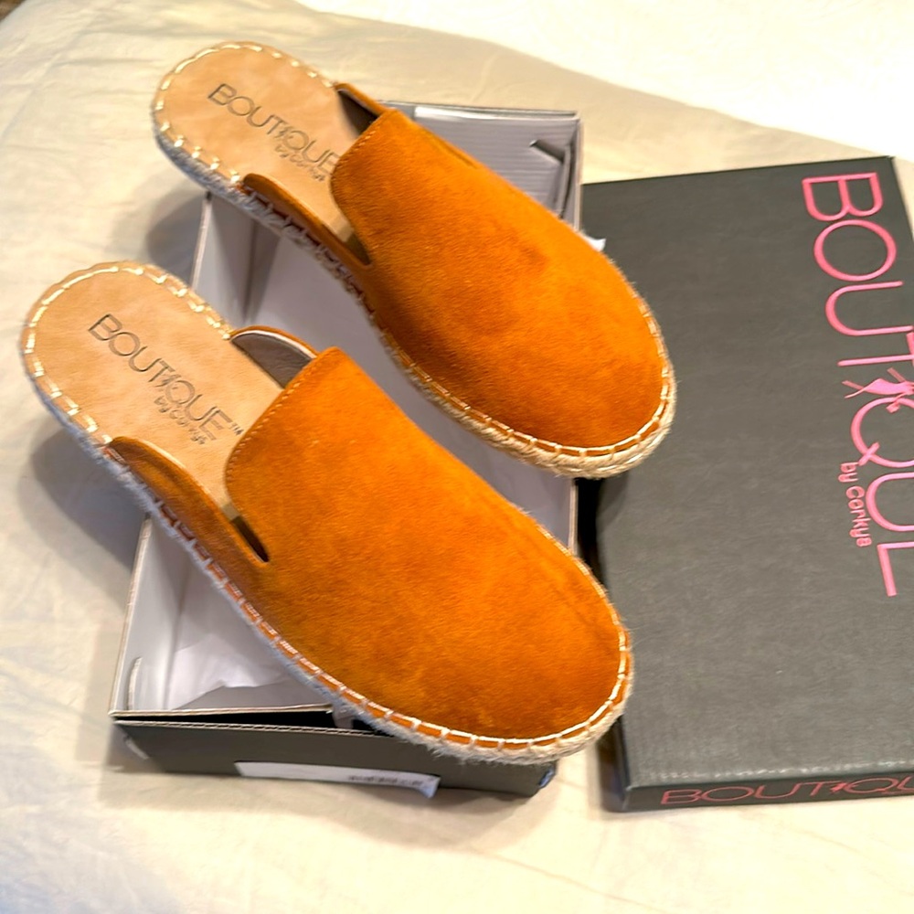 Boutique by Corkys NIB Taffy mules